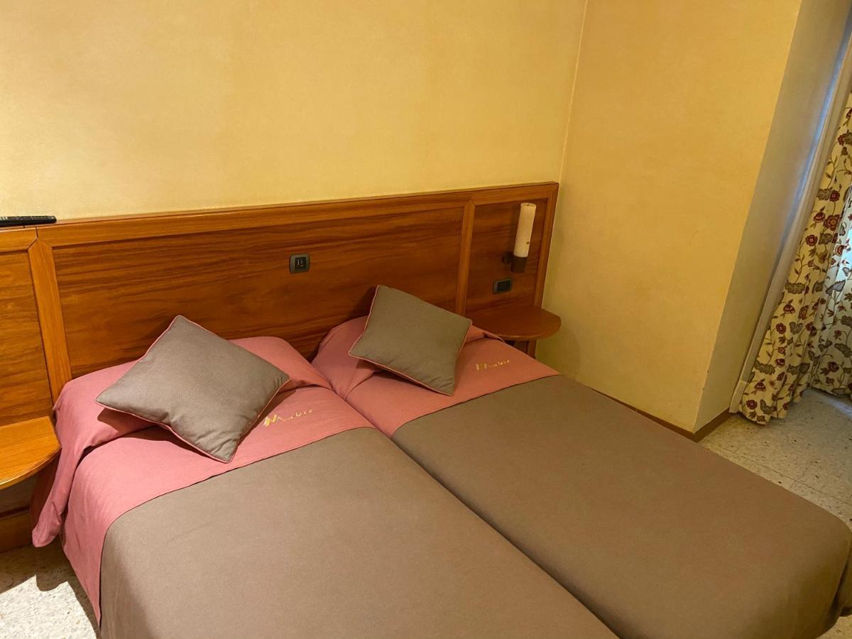 Hostal Montana Alins Exterior photo